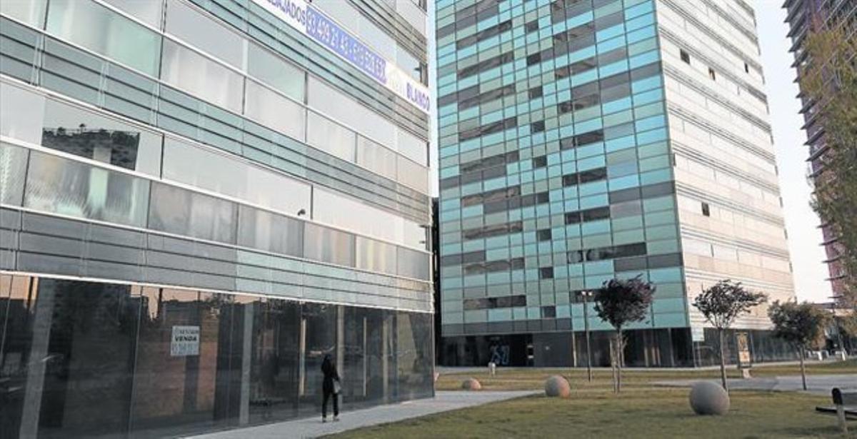 Pisos buits d’una entitat financera a la plaça d’Europa a l’Hospitalet de Llobregat.