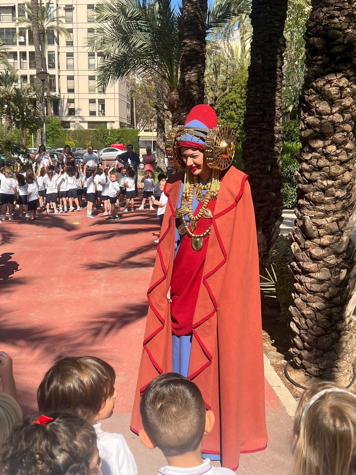 Un momento de la visita y del encuentro con los más pequeños Un momento de la visita y del encuentro con los más pequeños
