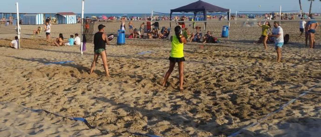 Un instante del campeonato de tenis en la playa de Canet.