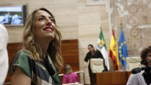 La presidenta de la Junta de Extremadura, María Guardiola, en la Asamblea.