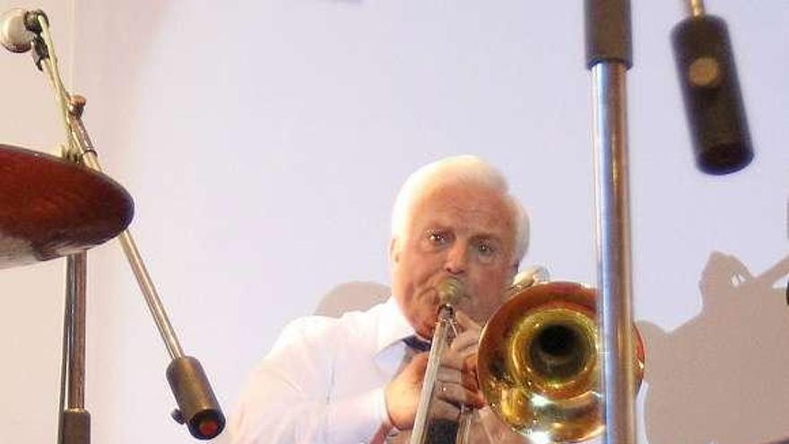 Baltar toca el trombón en la comida-homenaje que le ofrecieron trabajadores de la Diputación de Ourense.  // Jesús Regal