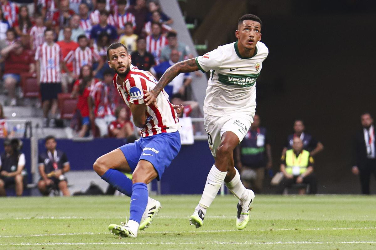 Álvaro Rodríguez pugna con un rival del Atleti en el partido de la primera vuelta