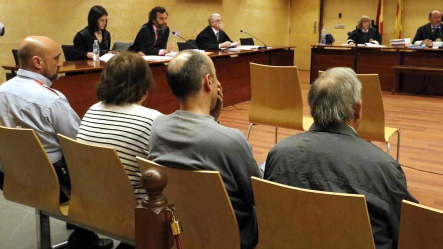 D&#039;esquenes, la parella acusada d&#039;intentar assassinar un familiar d&#039;una ganivetada a Amer durant la primera jornada del judici a l&#039;Audiència de Girona