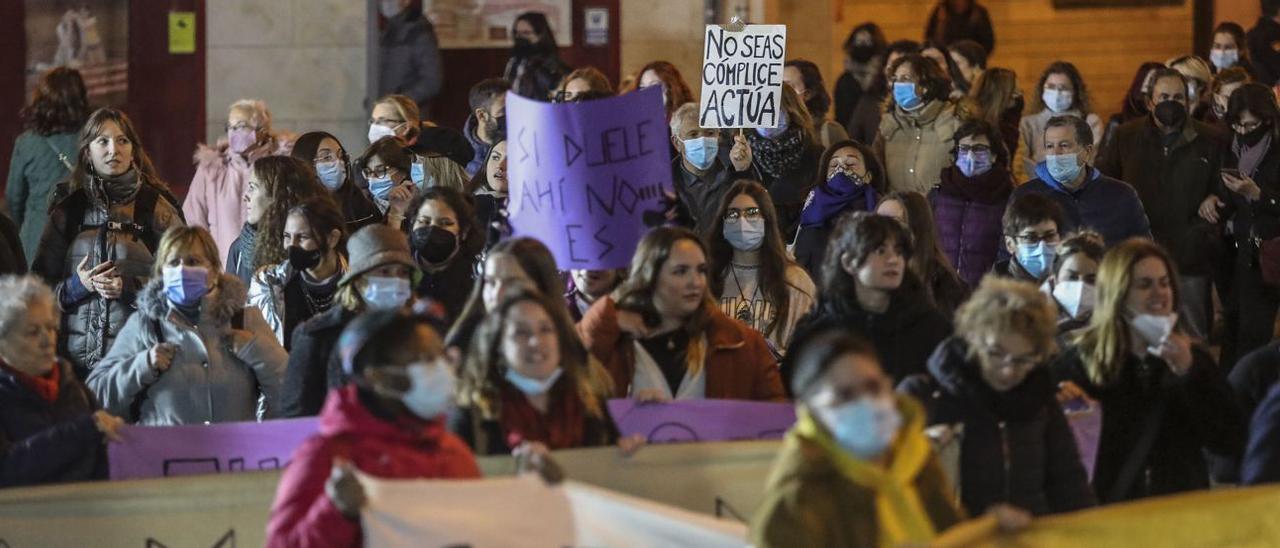 La Plaça de Baix y las calles del centro fueron el epicentro de la concentración en Elche para      conmemorar la jornada del 25-N. | ANTONIO AMORÓS