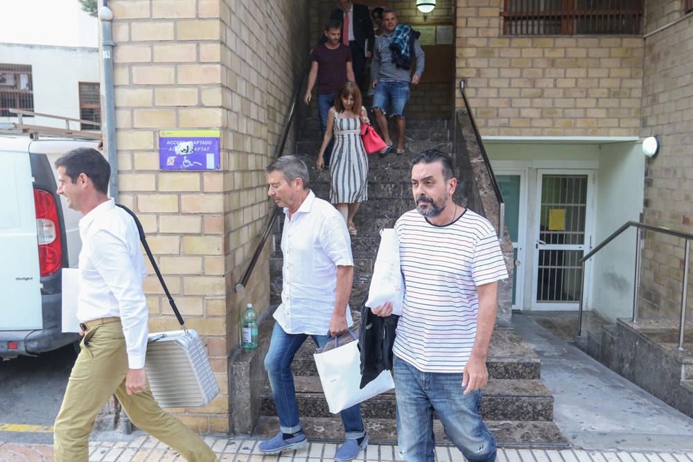 Los detenidos, a la salida del Juzgado de Ibiza tras declarar.