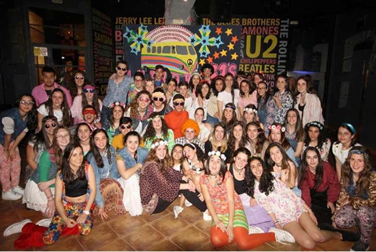 "Un novo Broadway en Verín", en Taboada Chivite  |  Comezaron coa versión teatral e poética do musical "Os miserables" e xa non pararon nun proxecto que involucra a diversas áreas educativas, desde Educación física, pasando por Tecnoloxía, plástica e linguas estranxeiras. O último foi "Grease", este curso.