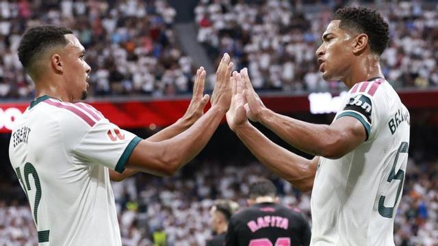 Trent i Bellingham celebren un dels gols del Madrid, ahir. | CHEMA MOYA / EFE