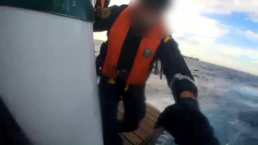 Los agentes de la Guardia Civil acceden a un barco que contenía 30 toneladas de cocaína