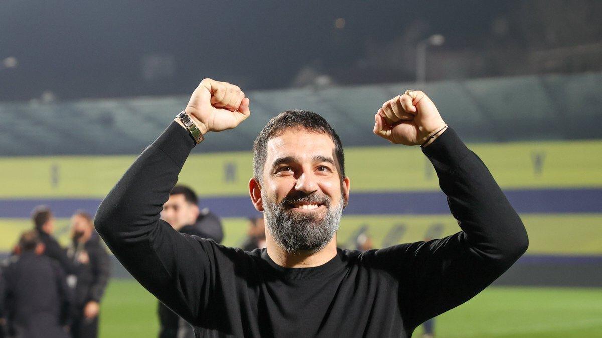 Arda Turan celebra el ascenso de su equipo