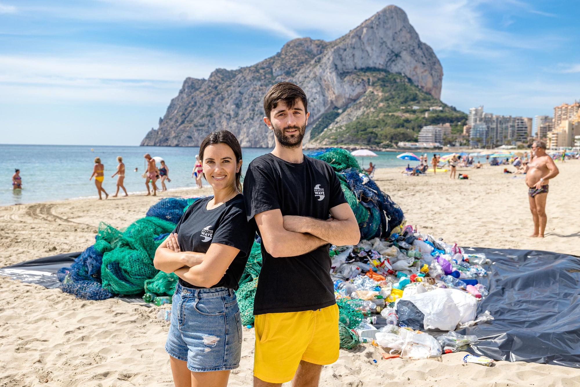 La firma alicantina Gravity Wave realiza una acción en la playa de la Fossa de Calp para alertar de la contaminación del marLa firma alicantina Gravity Wave realiza una acción en la playa de la Fossa de Calp para alertar de la contaminación del mar