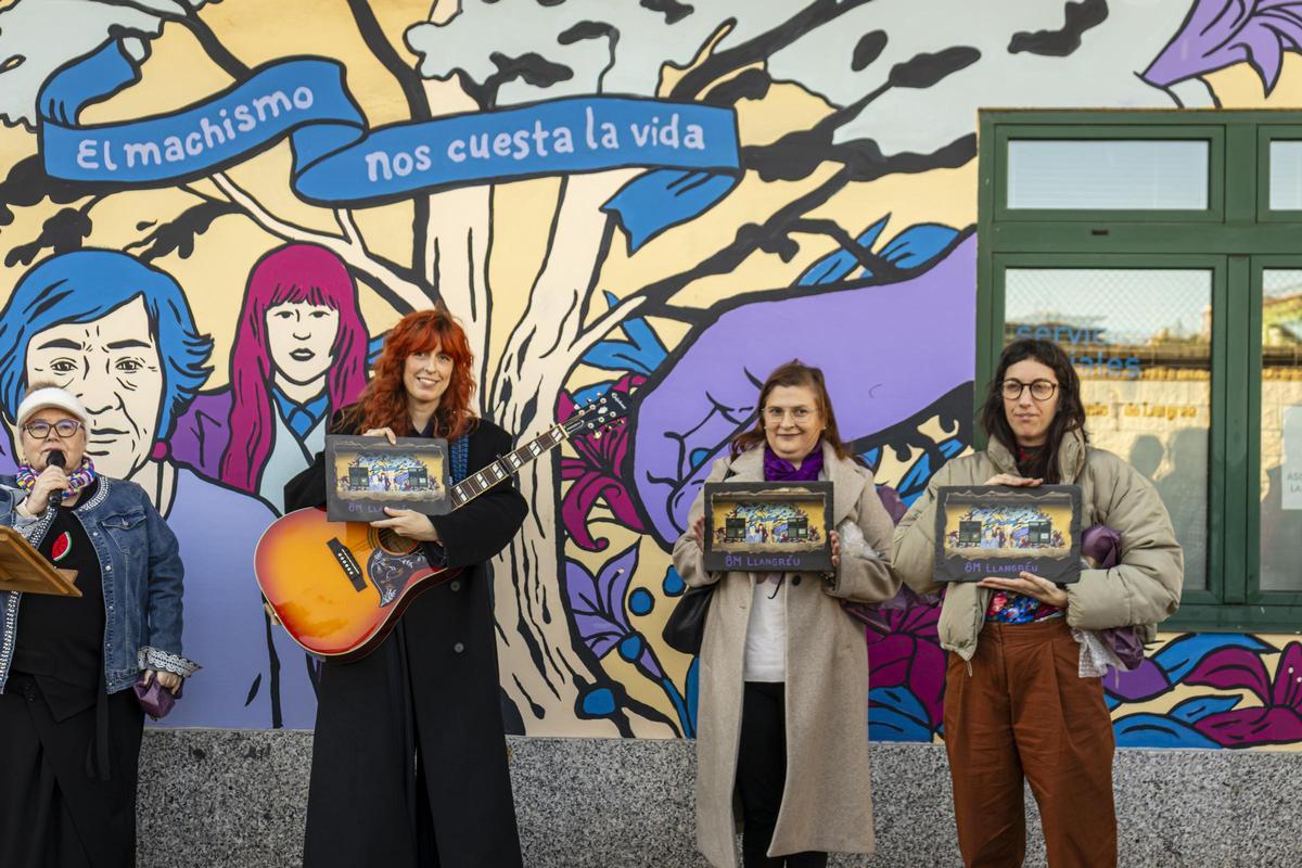 La entrega de las placas conmemorativas.