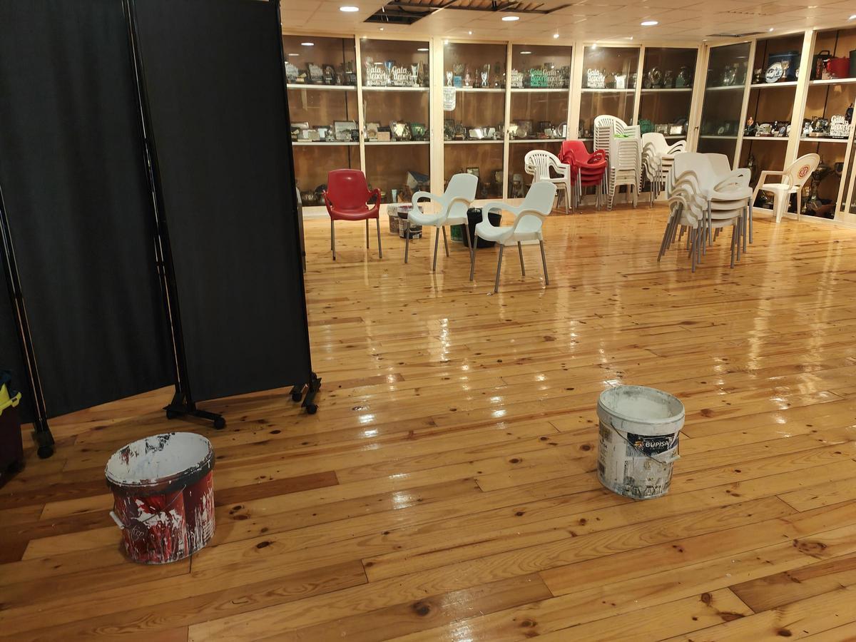 Cubos en la sala de trofeos del club por las graves goteras.