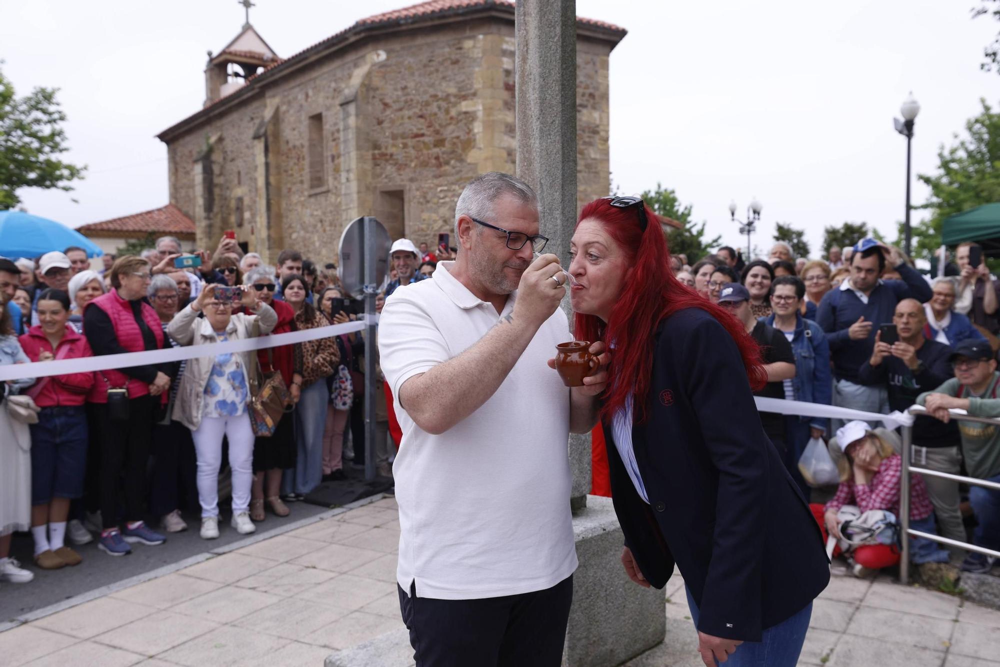EN IMÁGENES: Así fueron los 95 besos de Abel y Mihaela en el tradicional "Rito de Puchero" de La Luz