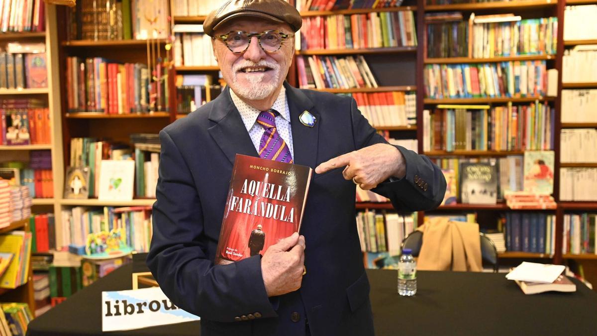 Moncho Borrajo, en la librería viguesa Librouro, donde presentó «Aquella farándula».