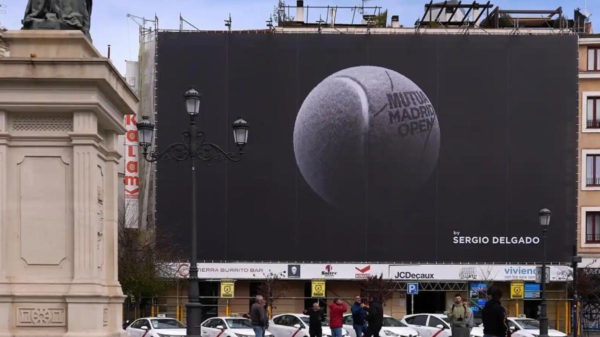 Cartel del Mutua Madrid Open en la estación de metro de Ópera