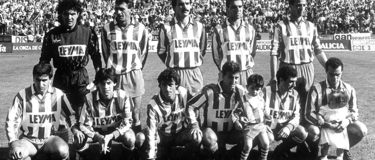 El once del Dépor ante el Tenerife en 1990 en Riazor. De pie, de izquierda a derecha: Fernando, Sredojevic, Lasarte, Antonio Doncel y Stoyanov; abajo: José Ramón, Cayetano, Gil, Fran, Sabin Bilbao y Aspiazu. |  // L. O.