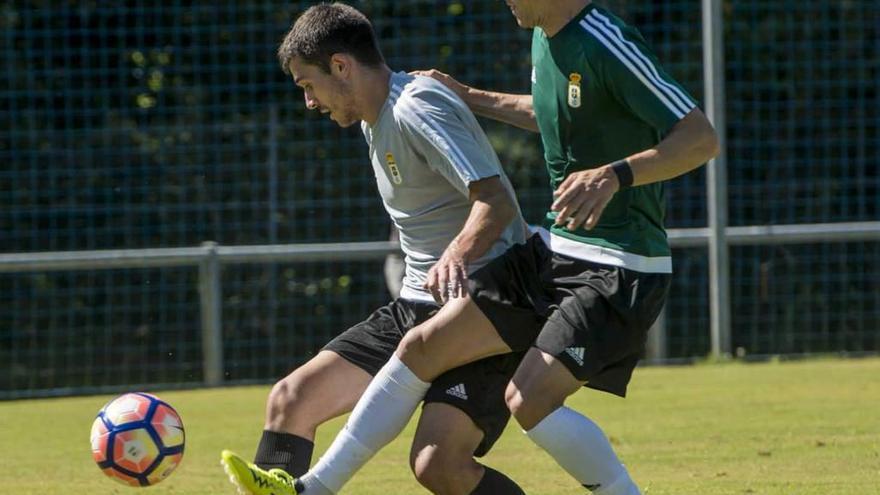 Linares presiona al futbolista del filial Lucas.