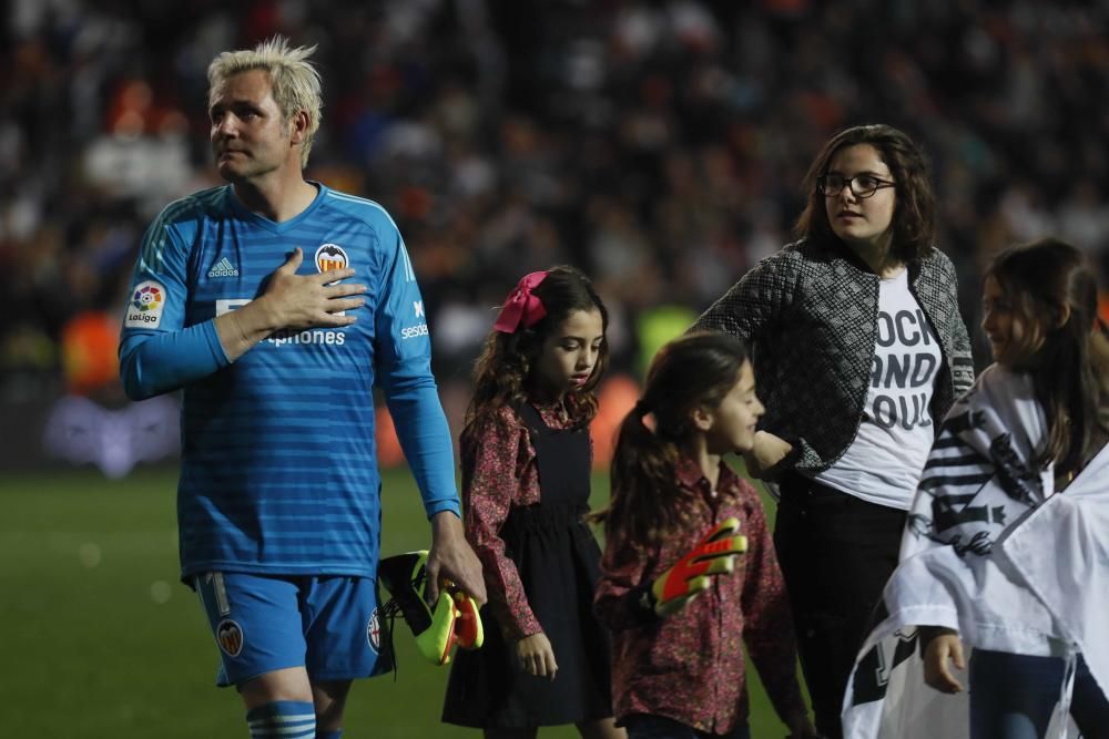 Cañizares llora al despedirse de Mestalla