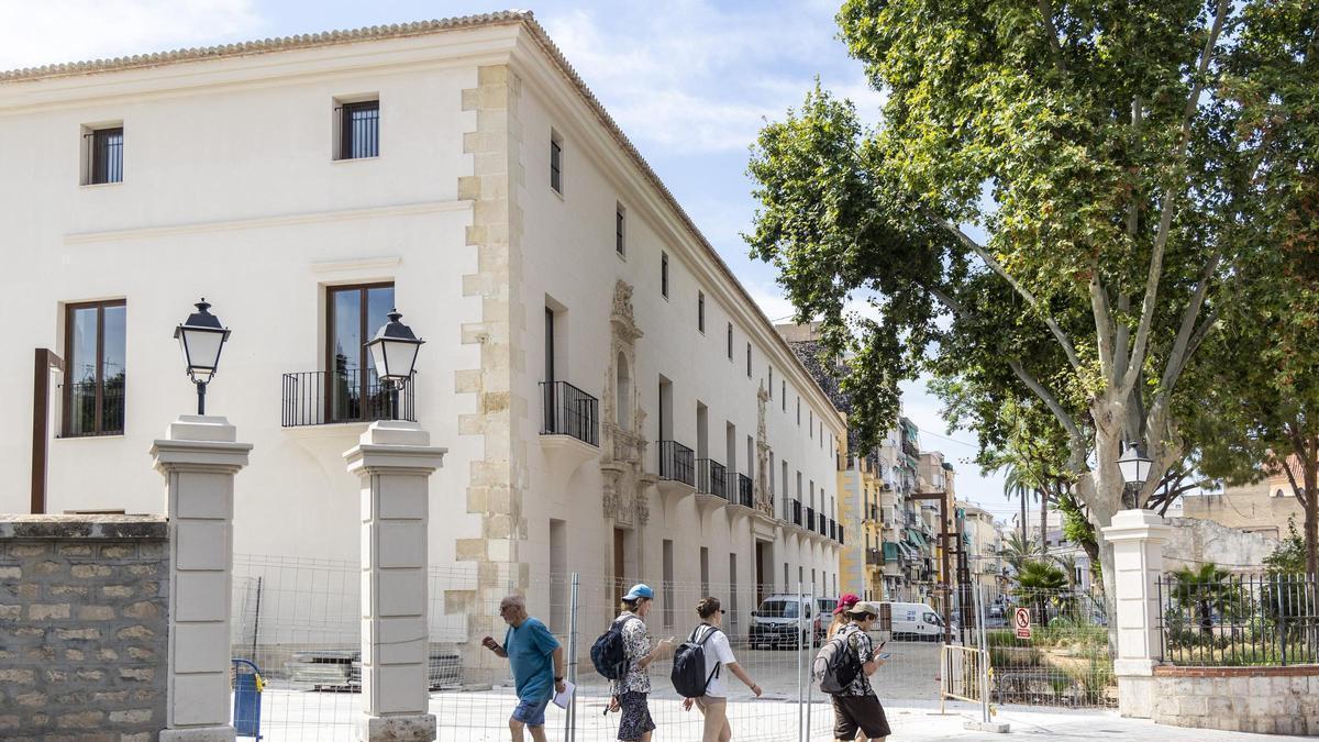Las cigarreras vuelven a la antigua fábrica de tabacos de Alicante y le ponen nota