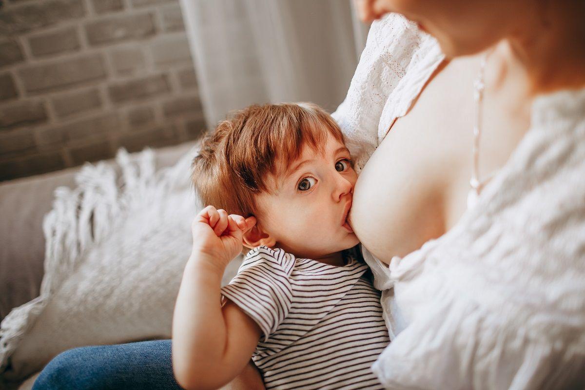 Una mujer dando de mamar.