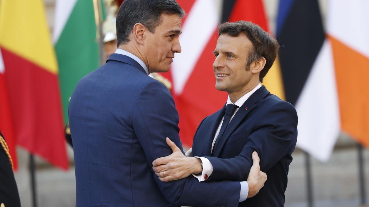 El presidente francés Emmanuel Macron (d) saluda al presidente español, Pedro Sánchez (i).