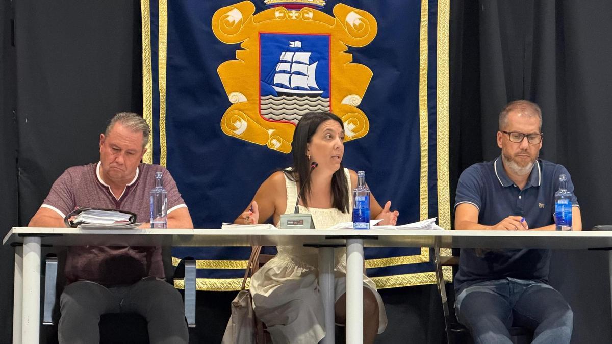 La alcaldesa de Ribeira, María Sampedro, no pleno celebrado este luns.
