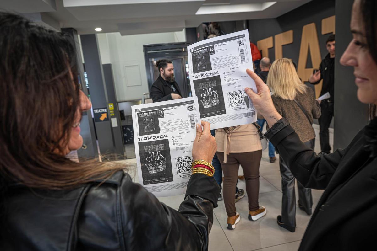 Colas en el Teatre Condal para ver Escape Room 2.