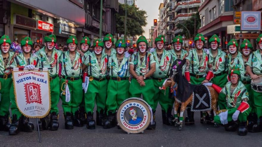 Los miembros de la Afilarmónica Los Nietos de Kika vestidos de La Legión, con cabra incluida, en la última edición del Carnaval de Las Palmas de Gran Canaria. | | VICENTE MARRERO