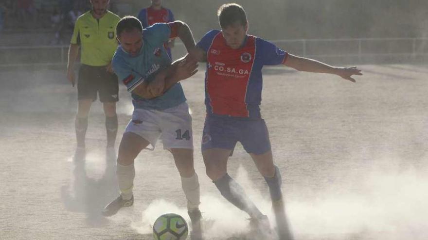 El delantero unionista Hugo disputa un balón con un rival, ayer en Seixalbo. // Jesús Regal