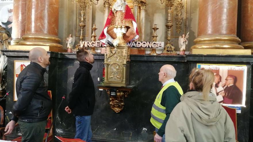 Colaboradores del Padre Ángel, ayer, en la iglesia de San Antón (Madrid), antes de iniciar el proceso para trasladar la imagen de la Santina.
