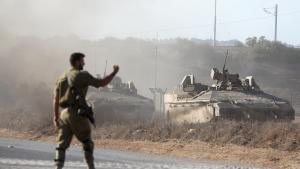 Tropas del ejército de Israel toman posición en la frontera con Gaza.