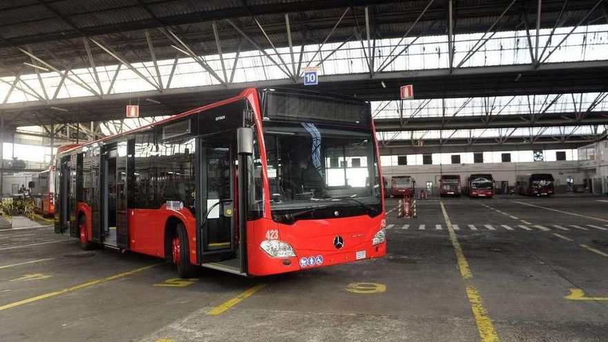 Un autobús de la Compañía de Tranvías en cocheras.