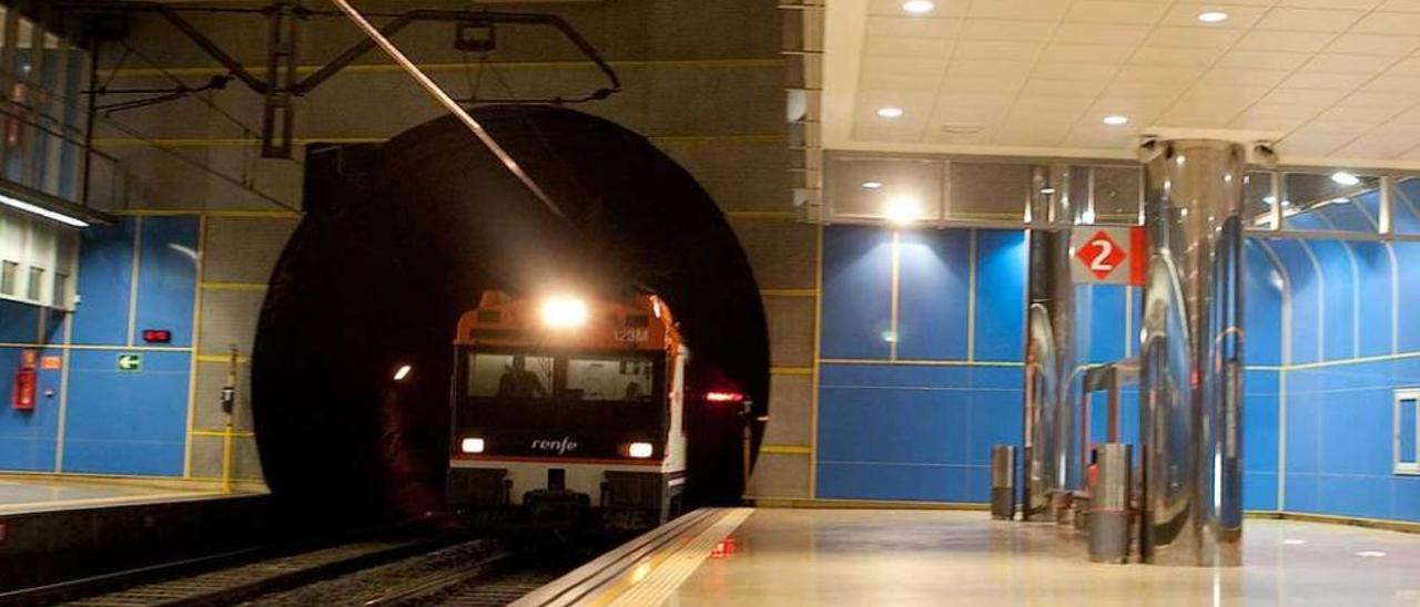 El tren ve la luz en oviedo. Inaugurada en marzo de 2007, la terminal de Llamaquique, en la imagen, está al lado de los edificios administrativos del Principado, de los Juzgados y del centro comercial del palacio de Calatrava. Es la más usada de la ciudad por los viajeros procedentes de las otras dos grandes ciudades asturianas, Gijón y Avilés.