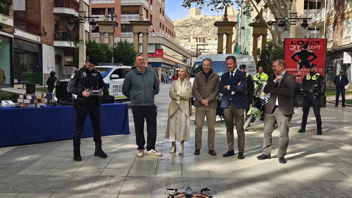 Durante la presentación se hacía volar uno de los drones adquiridos.