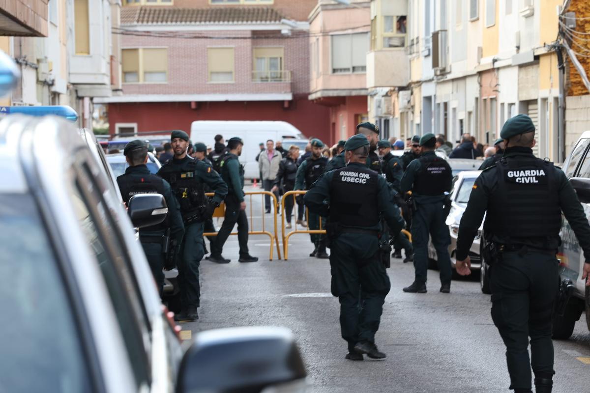 Gritos y mucha tensión al pasar el vehículo con el detenido por delante de la casa del niño asesinado en Sueca