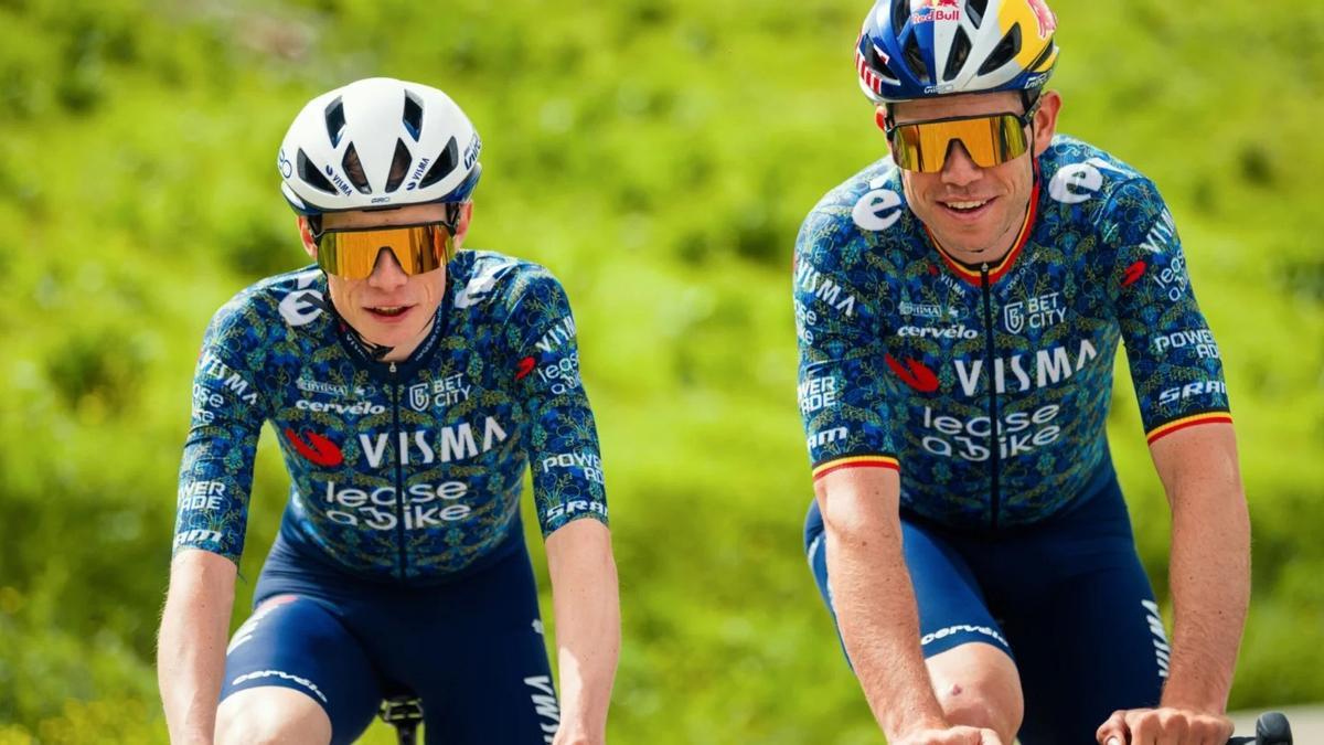 Los ciclistas del Team Visma | Lease a Bike Jonas Vingegaard y Wout van Aert con la camiseta especial para el Tour de Francia 2024