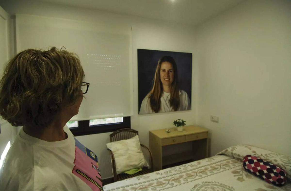 Inmaculada observa la fotografia de Leticia a la que va ser la seva habitació