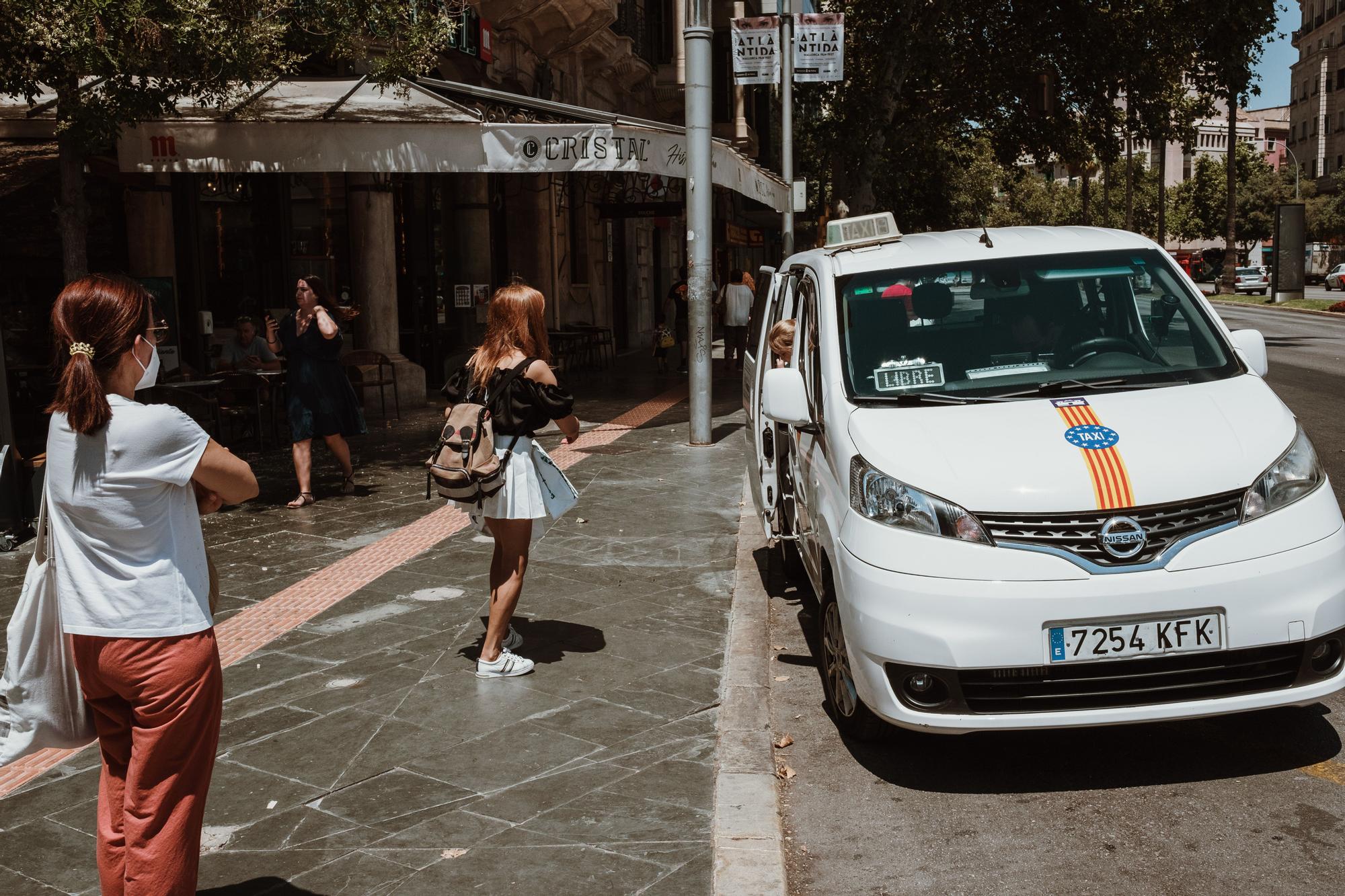 Coger un taxi en pleno verano, misión imposible