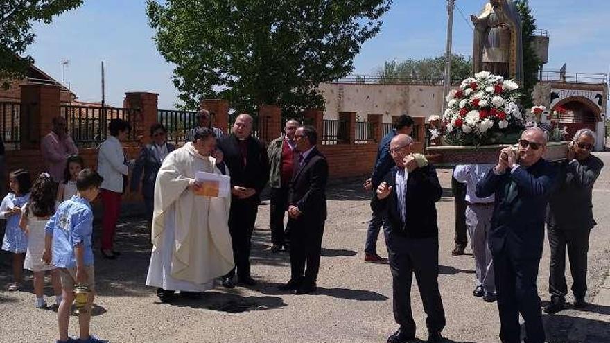 Procesión de San Gregorio y a la derecha el obispo Carlos López y el alcalde de Guarrate tras descubrir la placa de la calle Atilano Coco