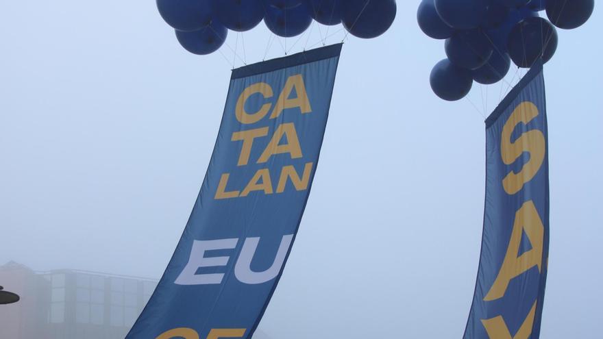 Imatge de les pancartes desplegades per Plataforma per la Llengua davant la seu del Consell de la UE a Brussel·les per reclamar l'oficialitat del català