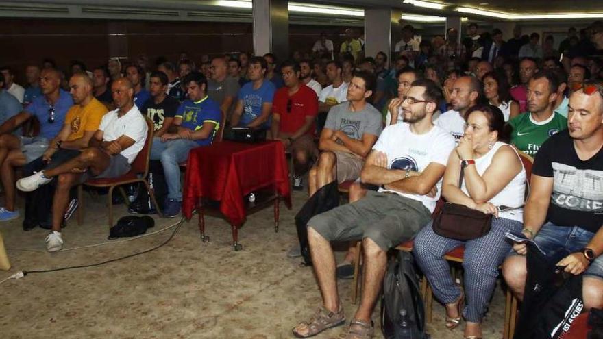 Los nadadores que tomarán parte en la prueba, durante la reunión de ayer. // Alba Villar