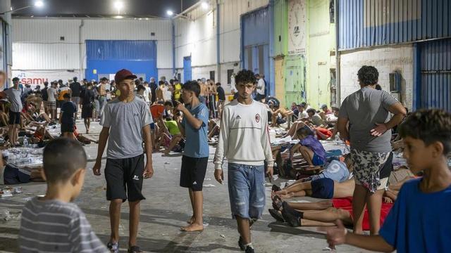 Desenes de migrants que han passat la frontera entre Ceuta i el Marroc passen la nit al carrer, a 31 de juliol del 2026, a Madrid (Espanya).