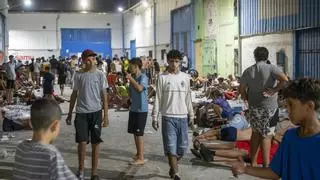 Ceuta se sume en el caos con miles de personas deambulando por las calles: "La gente les da comida desde los balcones"