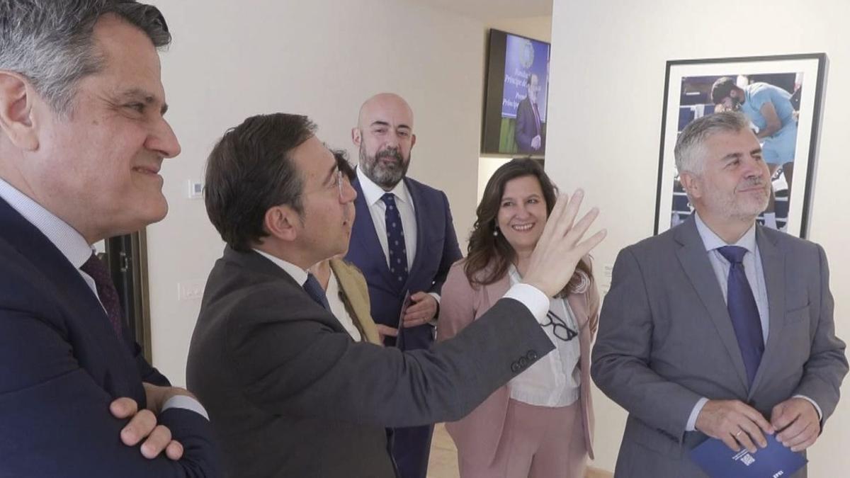 Albares, segundo por la izquierda, visita la exposición.