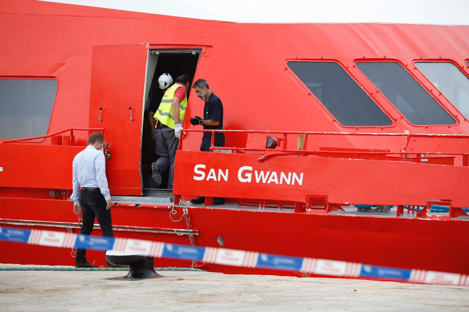 El barco accidentado 'San Gwann' llega al puerto de Ibiza