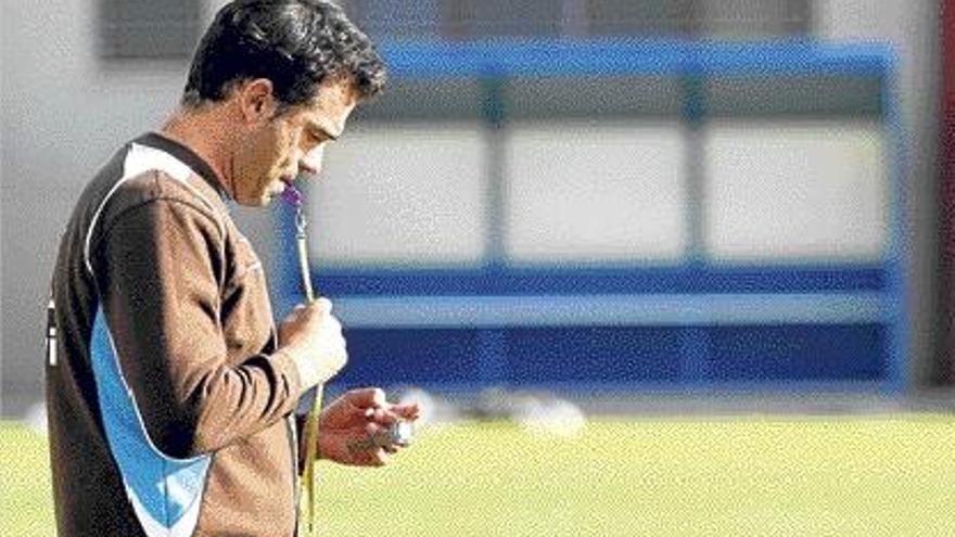 El técnico Luis García, pensativo ayer en la ciudad deportiva de Buñol.