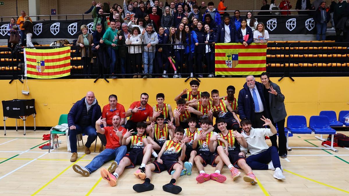 La selección aragonesa celebra el bronce con los aficionados.