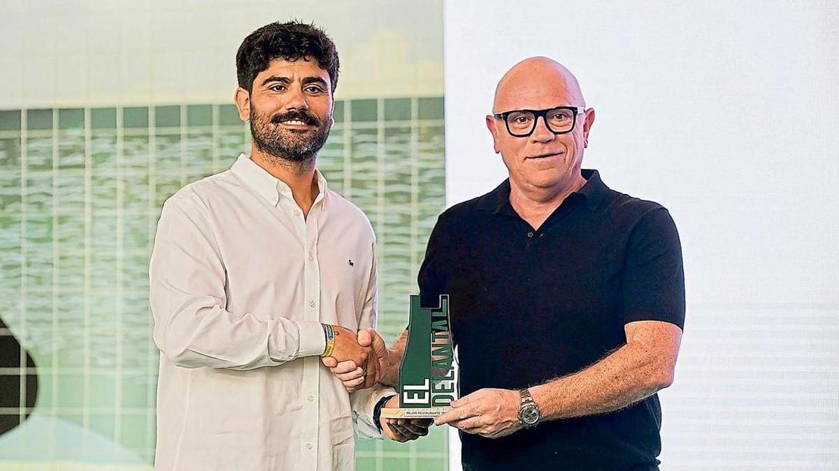Jesús García Jiménez, del Caserío de San Benito, recibió de Bruno Procaccini, CEO de La Contadina, su galardón.