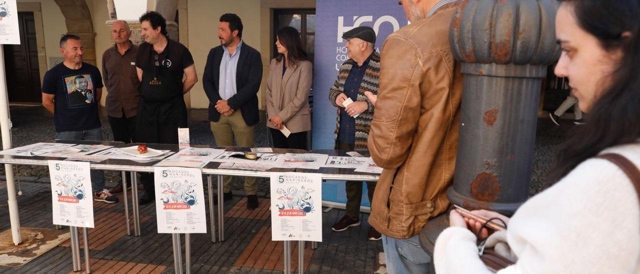 Rafael Bonilla (hostelería de la Ucayc), Ramón Álvarez, el hostelero Miguel Bello, Daniel González (Cámara de Comercio), Raquel Ruiz y José Antonio Álvarez, ayer, en la presentación en la calle Galiana de la nueva edición de “Bocados marineros”. | Mara Villamuza