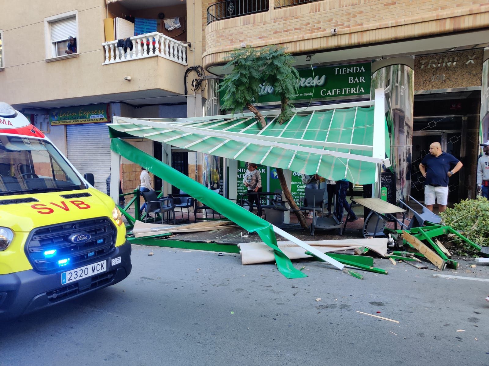 Tres heridos leves, siete coches con daños y una terraza destrozada en un aparatoso accidente en la calle Caballero de Rodas, en el centro de Torrevieja